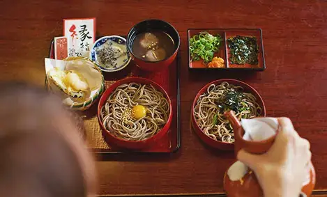 Pouring the soup stock over Warigo Soba in Arakiya