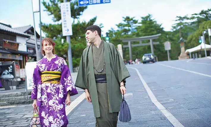 Walking Shinmon street